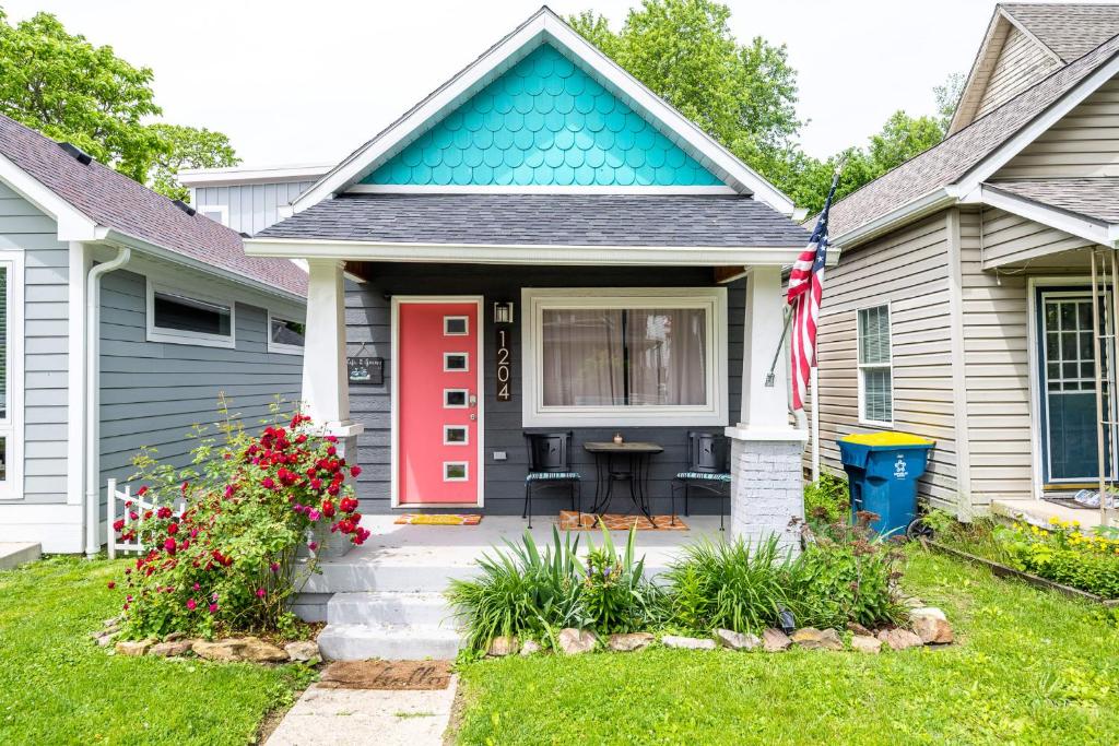 The Colorful Cottage Charming Fountain Square Home, Indianapolis