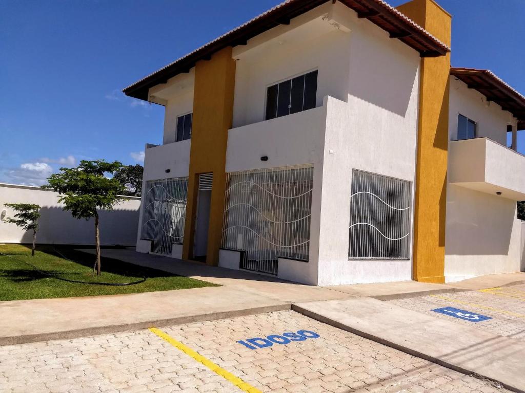 um edifício branco com portões em frente em ChezElo em Extremóz