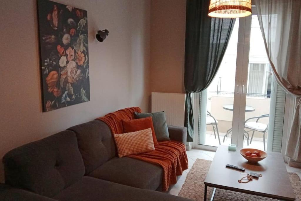 sala de estar con sofá y mesa en Central Artistic 2-Bedroom Apartment 79sqm, en Tripolis
