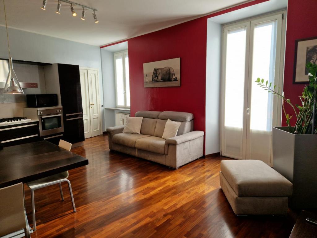 ein Wohnzimmer mit einem Sofa und einem Tisch in der Unterkunft Cozy flat mins walk to Navigli and metro Porta Genova in Mailand
