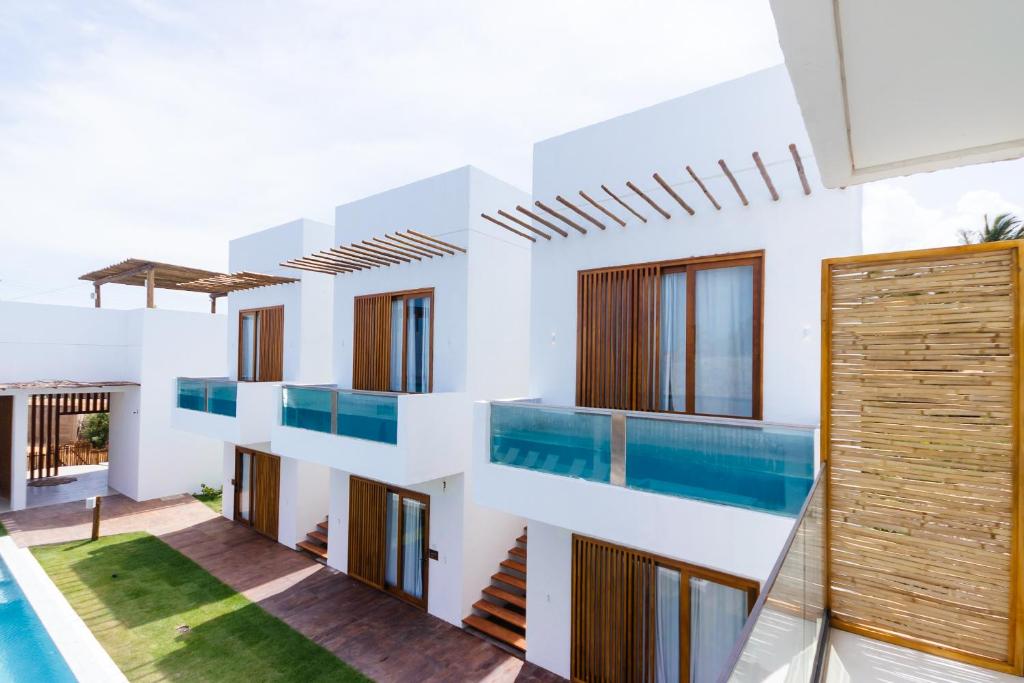 uma casa com uma piscina e um quintal em Mikiki Lifestyle Hotel em Barra Grande
