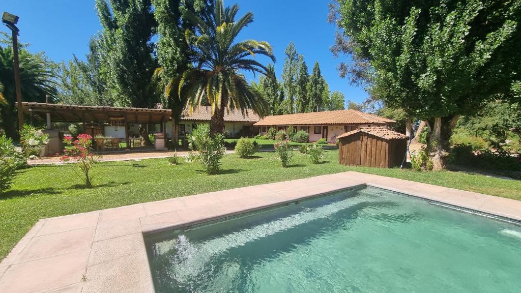 een zwembad in de tuin van een huis bij Hotel Boutique Raíces de Colchagua in Santa Cruz