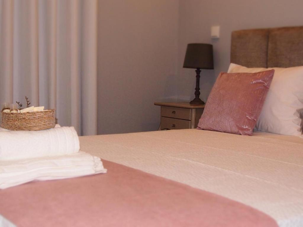 um quarto com uma cama com um cesto em Ancoradouro T1 - Alojamento Local Gerês em Braga