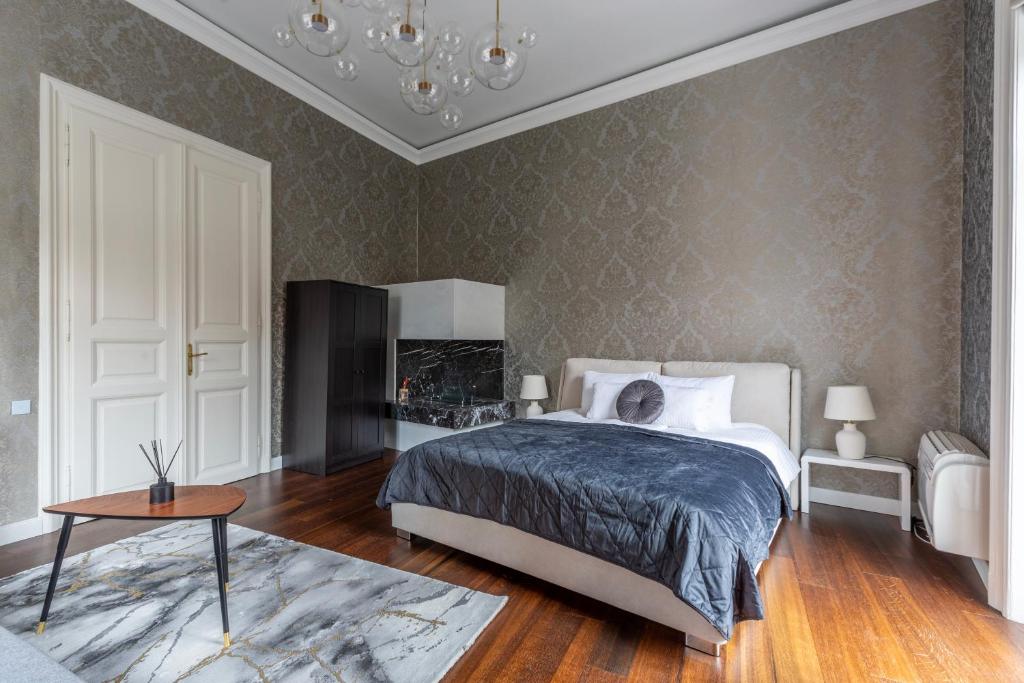Posteľ alebo postele v izbe v ubytovaní Luxury Apartment With Balcony next to the New York Café
