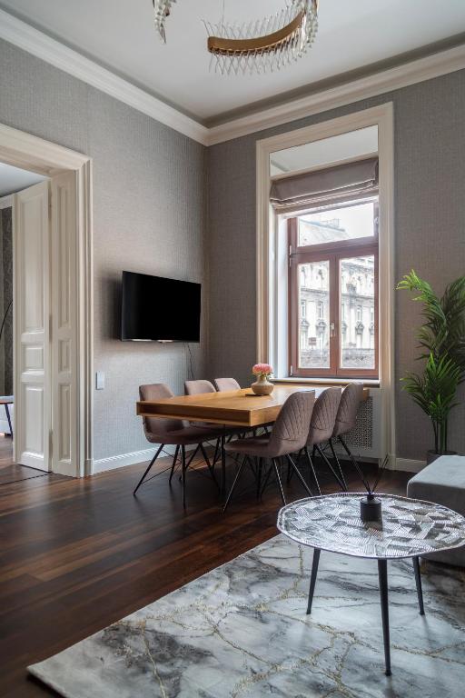 Televízia a/alebo spoločenská miestnosť v ubytovaní Luxury Apartment With Balcony next to the New York Café