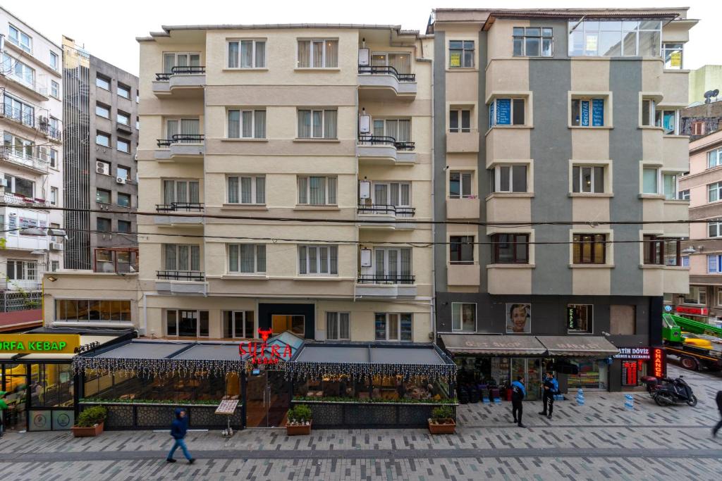 un gran edificio con gente caminando delante de él en Sufra Suite, en Estambul