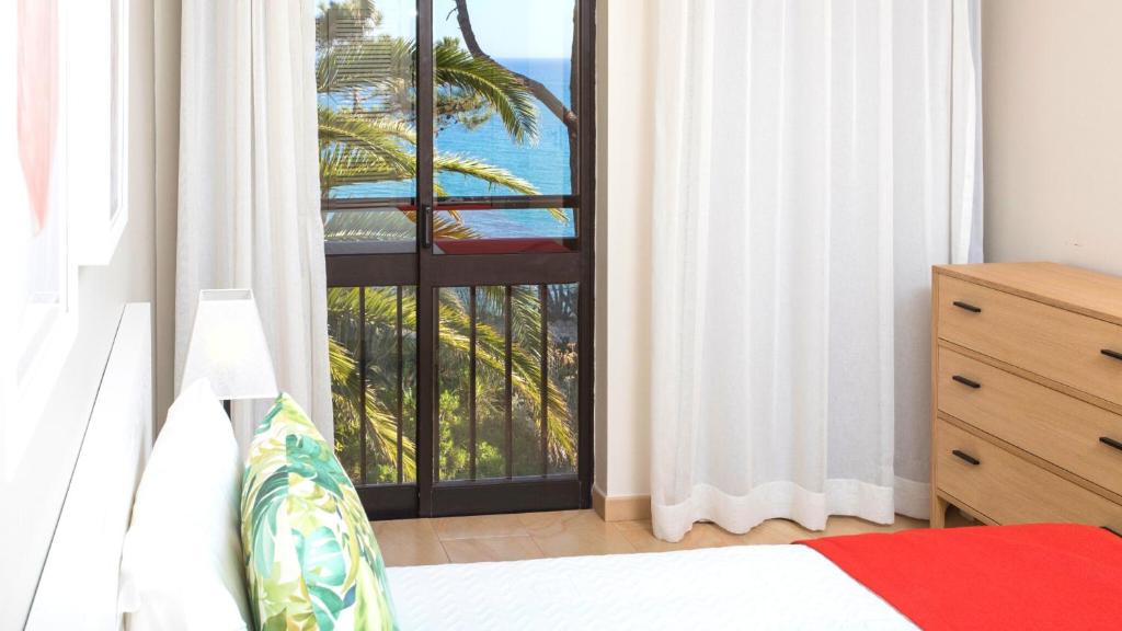 
One-Bedroom Apartment with Sea View
