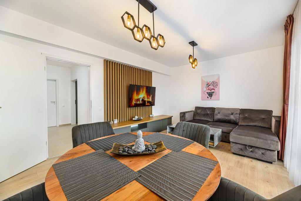 sala de estar con mesa y sofá en Luxury Landing Apartments Complex Qualis Brasov en Brasov