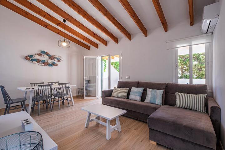 sala de estar con sofá y mesa en Villa Sol del Sur 15, en Son Xoriguer