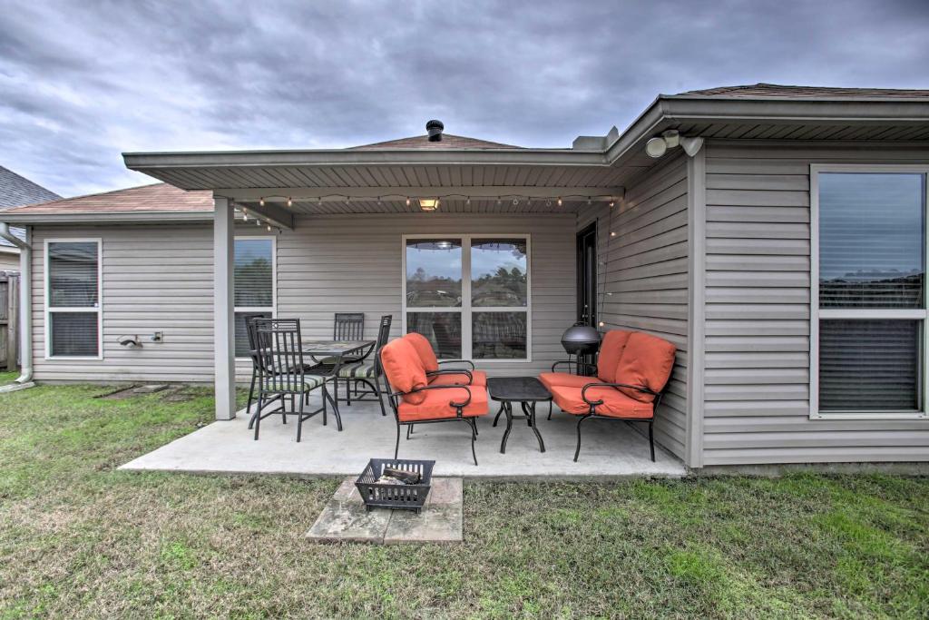 Casa con patio con mesa y sillas en Charming Louisiana Home - 21 Mi to LSU!, en Denham Springs