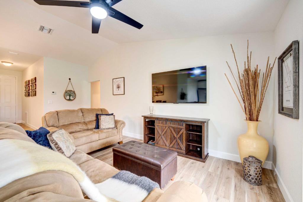 sala de estar con sofá y chimenea en Pet-Friendly Sebring Home with Golf and Pool Access, en Sebring