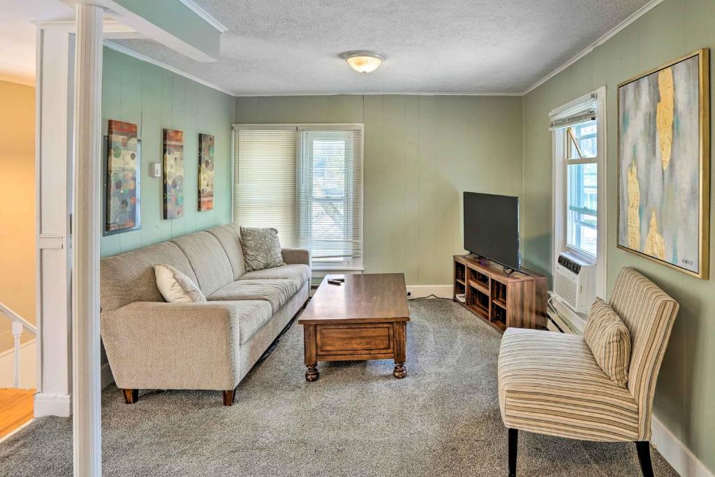 a living room with a couch and a tv at Saratoga Springs Apartment half Mi to Downtown in Saratoga Springs