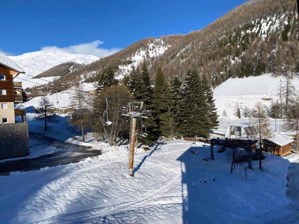 widok na pokrytą śniegiem górę z stoku narciarskim w obiekcie Charmant studio avec coin nuit en mezzanine La Foux d'Allos w mieście Allos