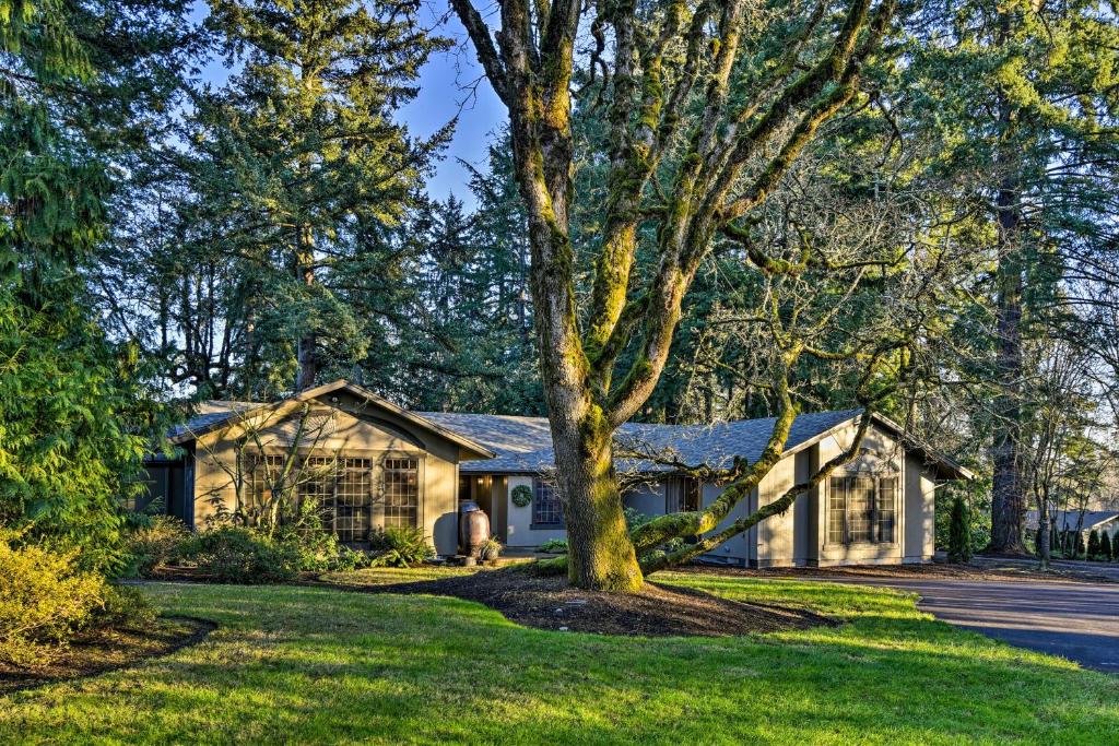 une maison avec un arbre dans la cour avant dans l'établissement Spacious Hillsboro Home about 18 Mi to Portland!, à Hillsboro