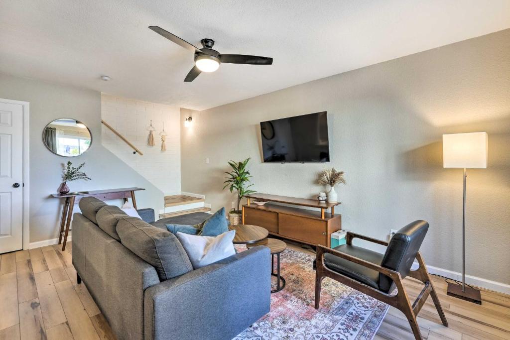 een woonkamer met een bank en een tv bij Scottsdale Vacation Rental about 2 Mi to Old Town! in Scottsdale