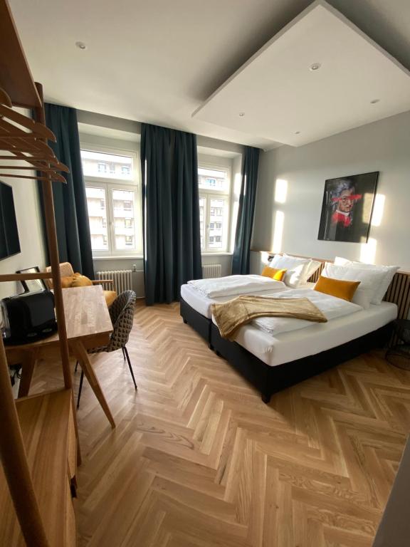 a bedroom with a bed and a desk in it at Boutique Hotel Kolbeck in Vienna