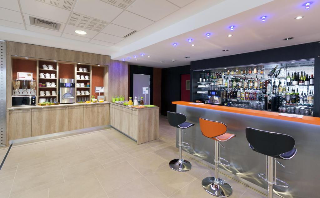 Lounge nebo bar v ubytování ibis Styles Flers