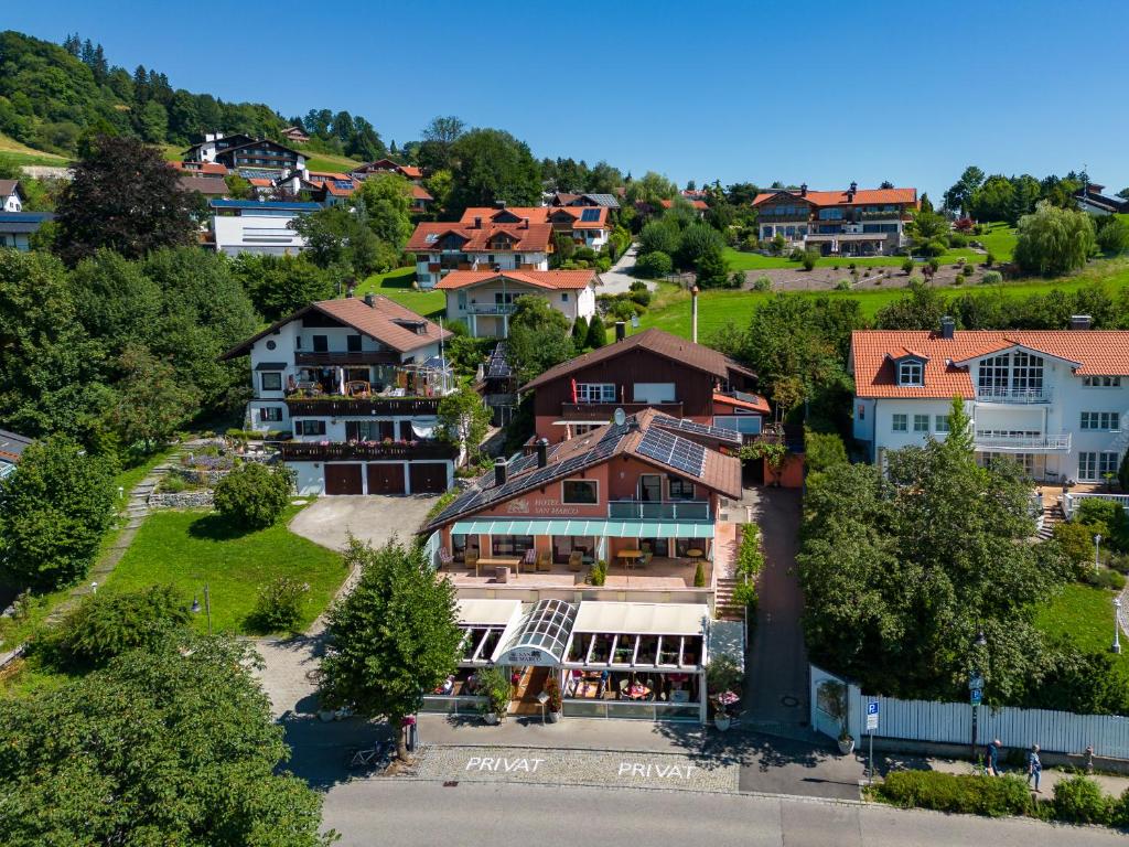 - une vue aérienne sur une ville avec des maisons dans l'établissement Hotel San Marco, à Füssen