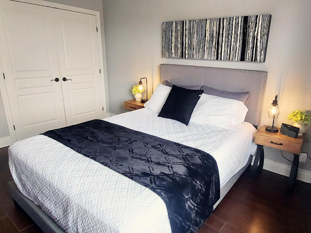 Postel nebo postele na pokoji v ubytování Condo 202 Le Champlain vue sur la montagne, ski, vélo, piscine !