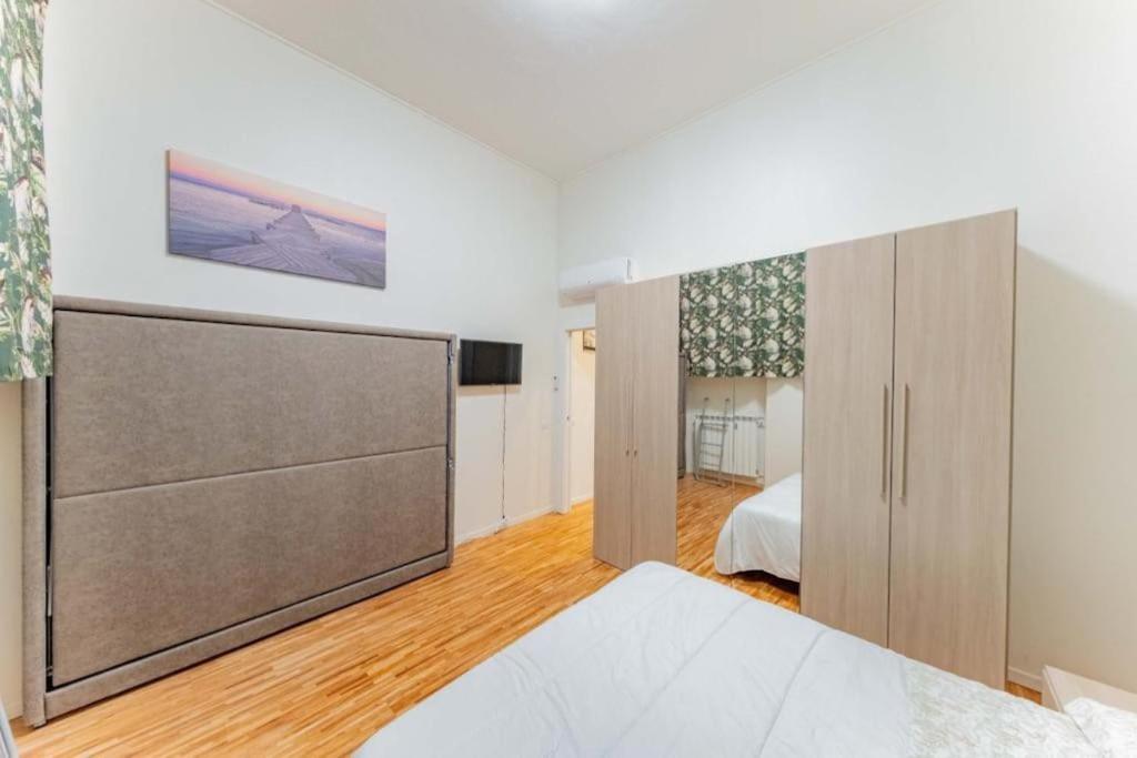 Habitación grande con cama y TV. en Comfy appartment near Metro M3 - WIFI, en Milán