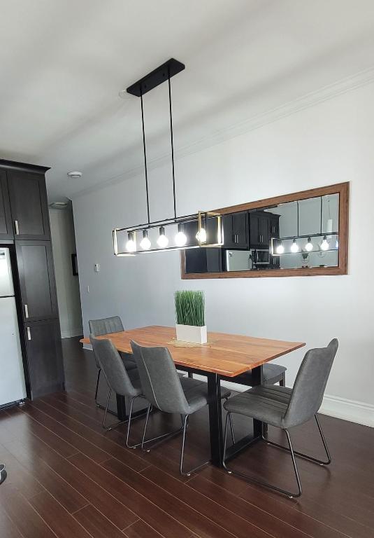 Kuchyň nebo kuchyňský kout v ubytování Condo 202 Le Champlain vue sur la montagne, ski, vélo, piscine !