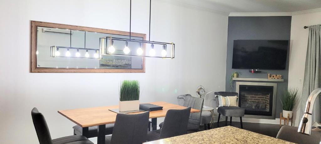 Posezení v ubytování Condo 202 Le Champlain vue sur la montagne, ski, vélo, piscine !