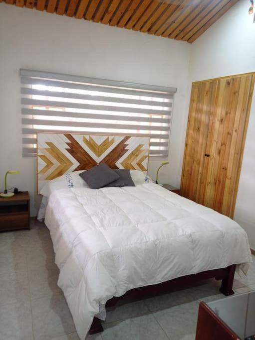 Postel nebo postele na pokoji v ubytování Casa de descanso acacias meta