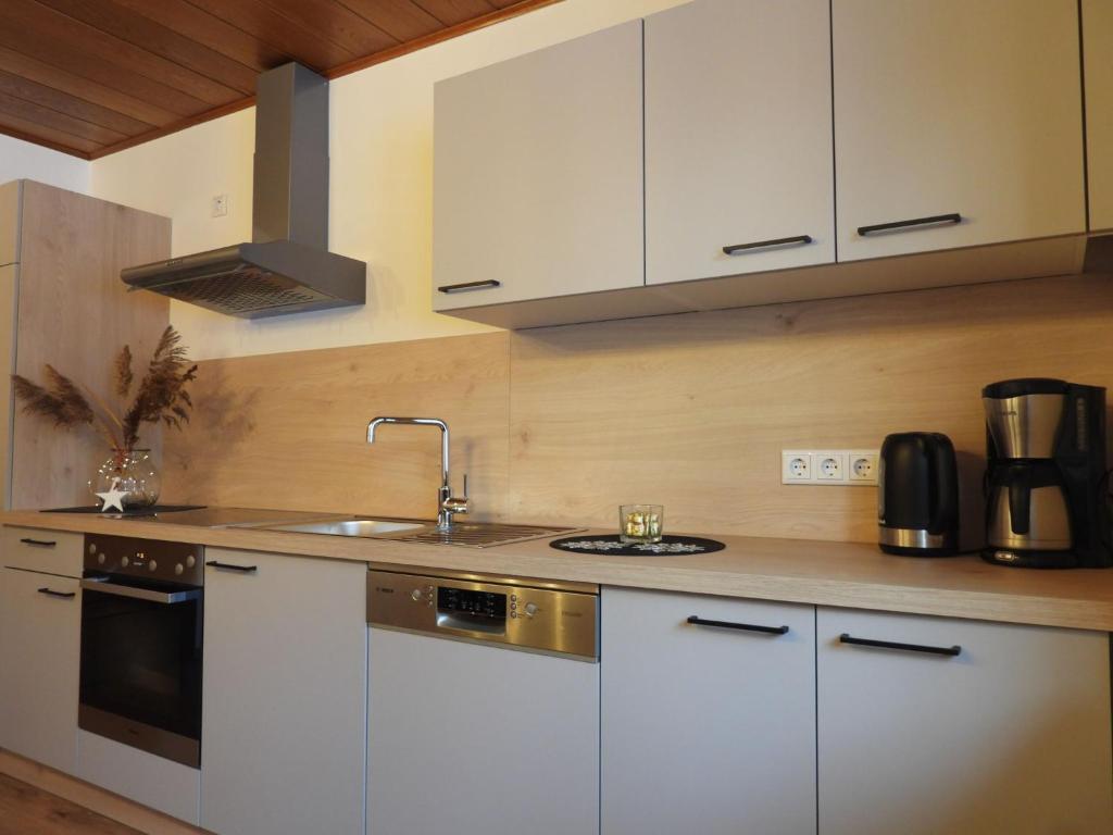Kuchyň nebo kuchyňský kout v ubytování Holiday Home Haus Sigfried by Interhome