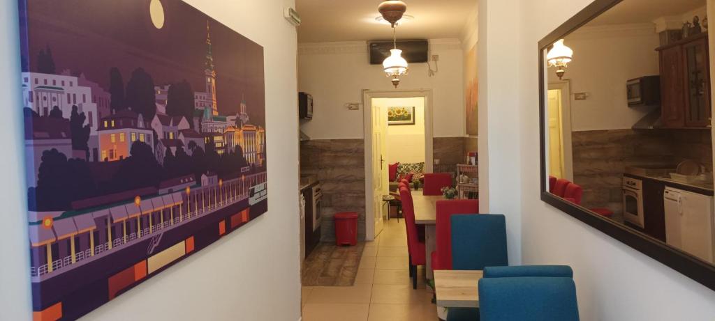 貝爾格勒的住宿－Authentic Belgrade Centre Hostel - Only private rooms，一间设有桌子和墙上绘画的用餐室