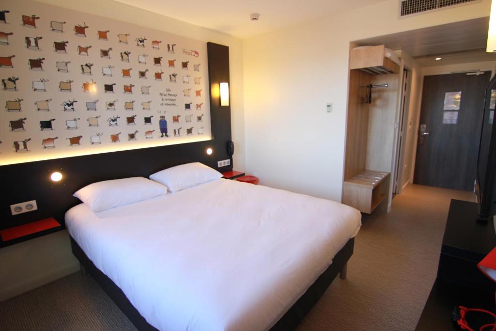 Postel nebo postele na pokoji v ubytování ibis Styles Flers