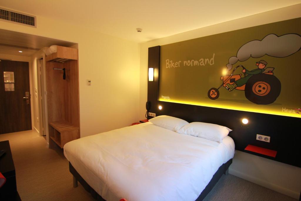 Postel nebo postele na pokoji v ubytování ibis Styles Flers