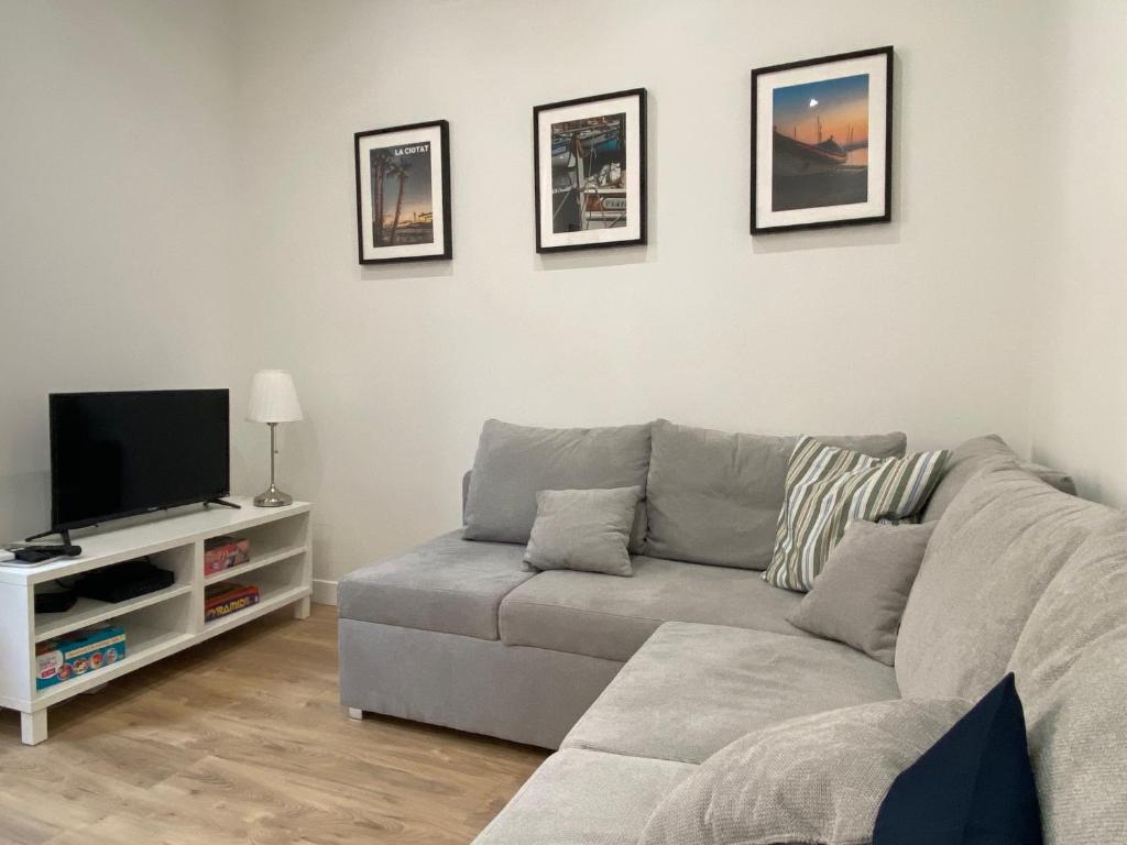 Telewizja i/lub zestaw kina domowego w obiekcie ALOHA Climatisé Parking by LaConciergerie13