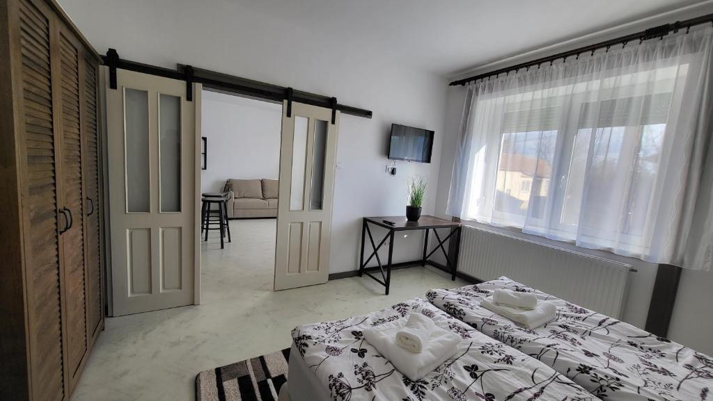 Posteľ alebo postele v izbe v ubytovaní Relax Apartments Sárvár A1