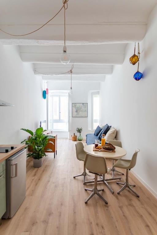 une cuisine et un salon avec une table et des chaises dans l'établissement L'Amarrage, à Marseille