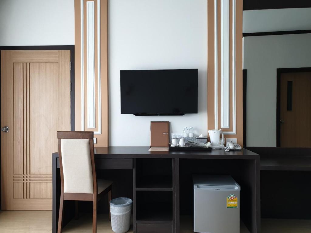 TV a/nebo společenská místnost v ubytování Swan Lake Hotel Sattahip