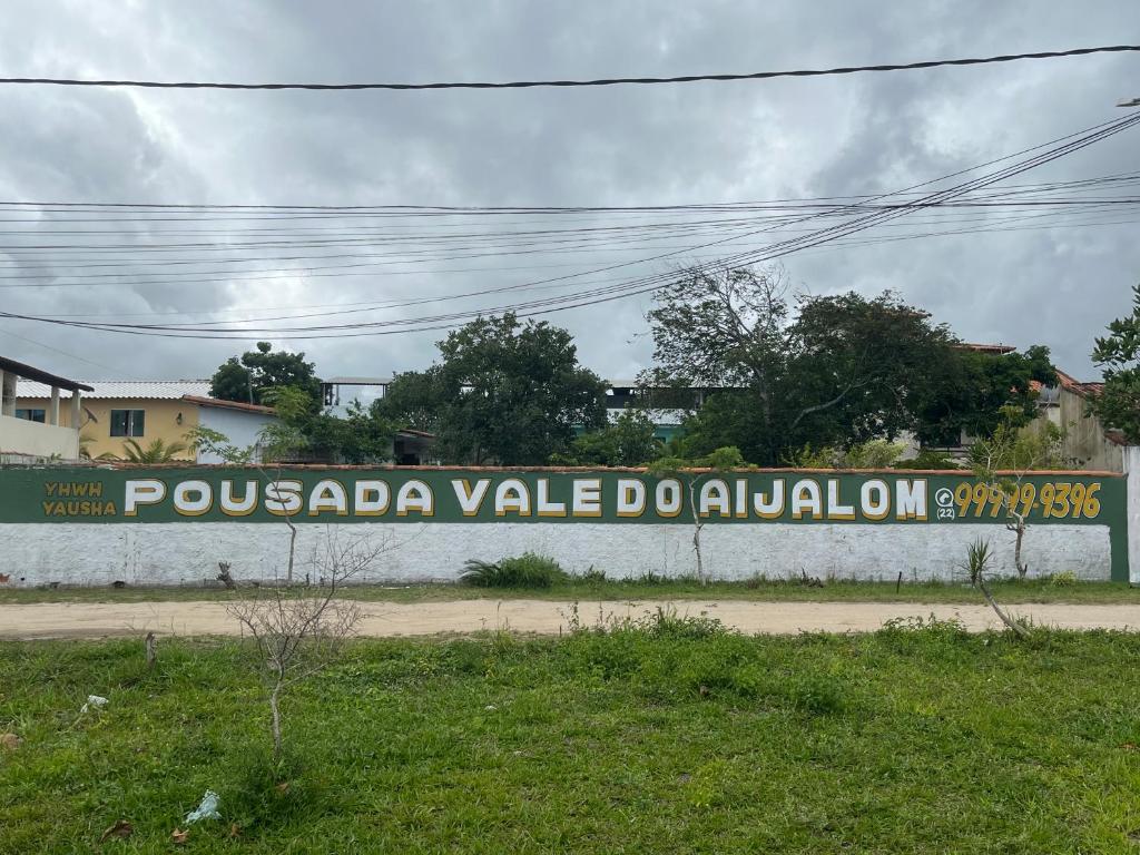 a wall with a sign that reads pussada valley doahuion at Pousada Vale Do Aijalom in Cabo Frio