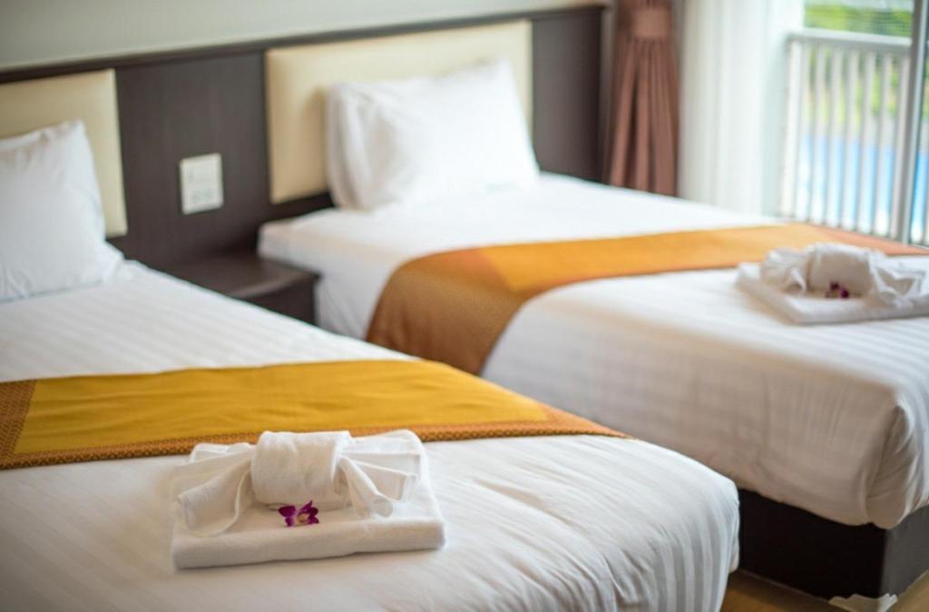 Postel nebo postele na pokoji v ubytování Swan Lake Hotel Sattahip