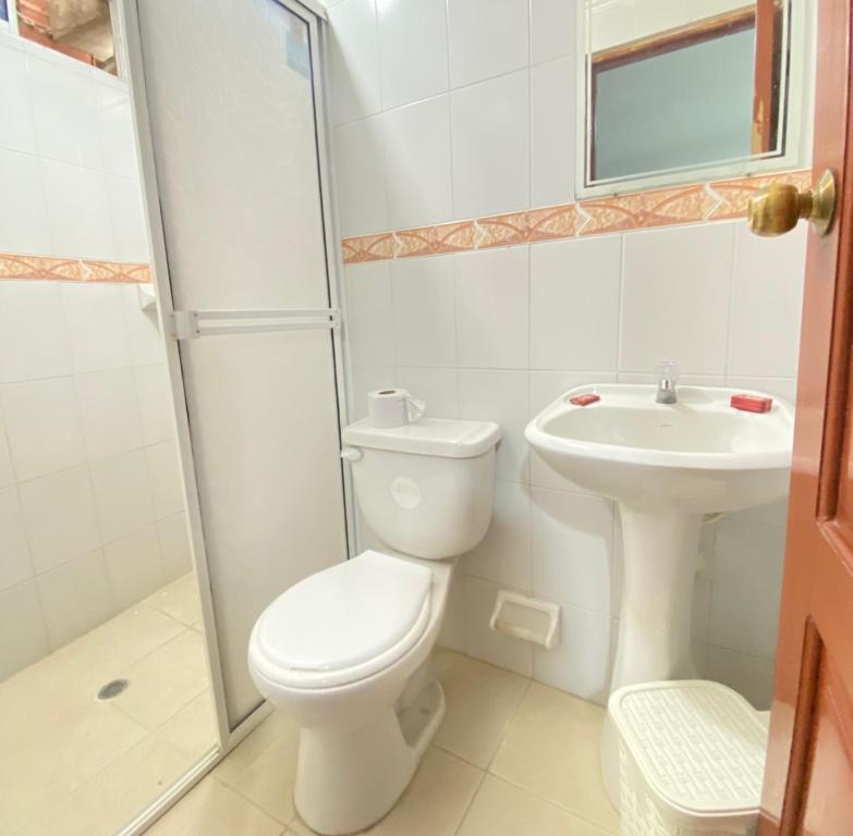 ein Bad mit einem WC und einem Waschbecken in der Unterkunft Hotel La Guajira in Ríohacha