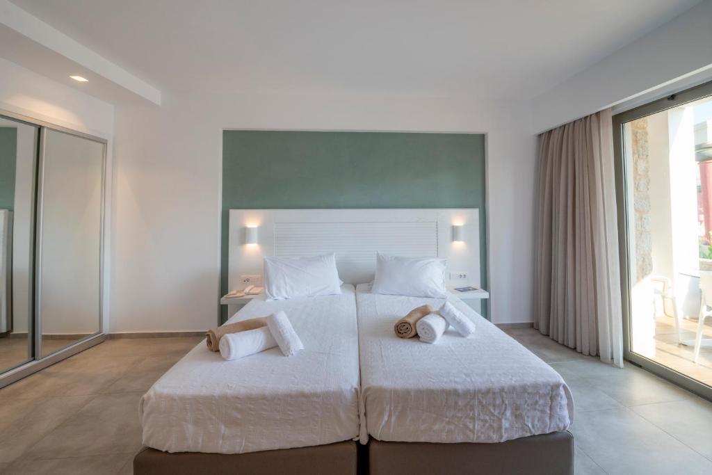 Postel nebo postele na pokoji v ubytování Apollon Hotel