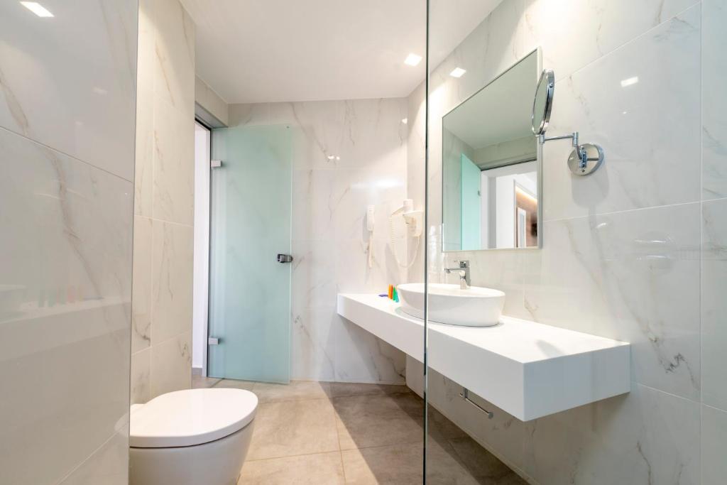 Koupelna v ubytování Apollon Hotel