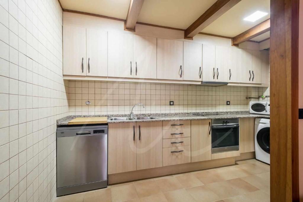 Kuchyňa alebo kuchynka v ubytovaní Casa Montjòia by SeaMount Rentals