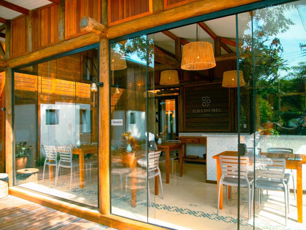 Um restaurante ou outro lugar para comer em Ilha do Mel Lodges