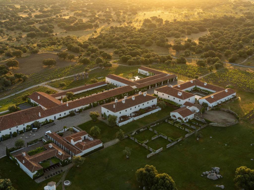 una vista aérea de un campus con un edificio en São Lourenço do Barrocal en Monsaraz