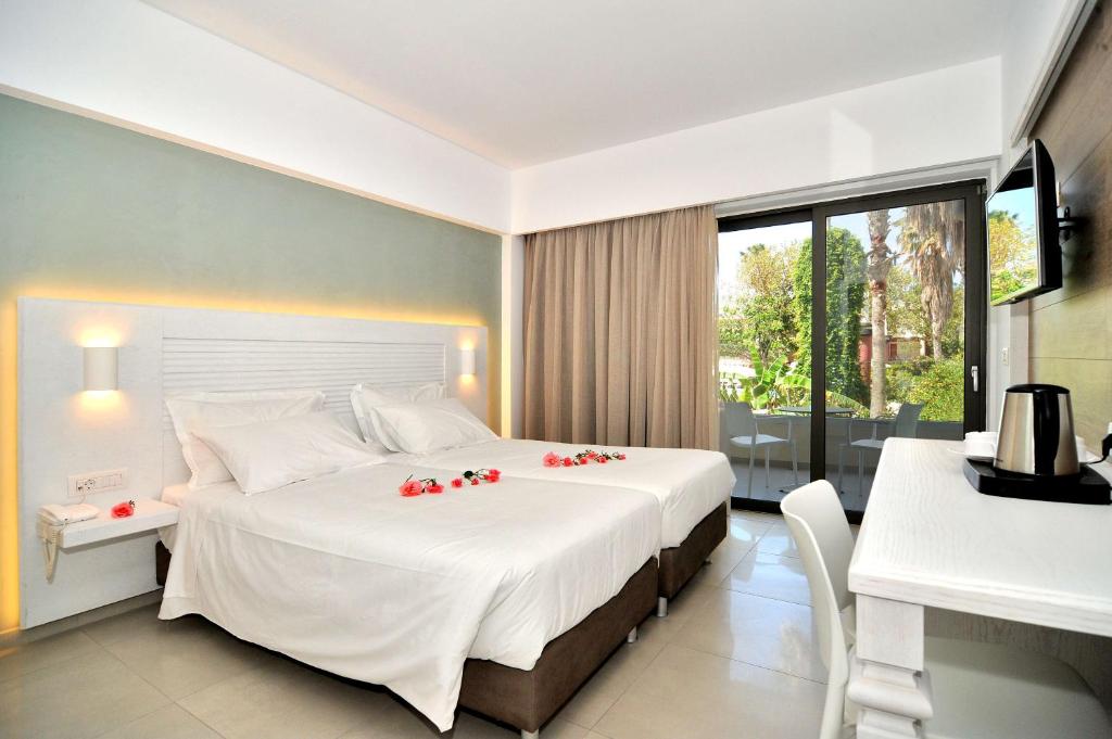 Postel nebo postele na pokoji v ubytování Apollon Hotel