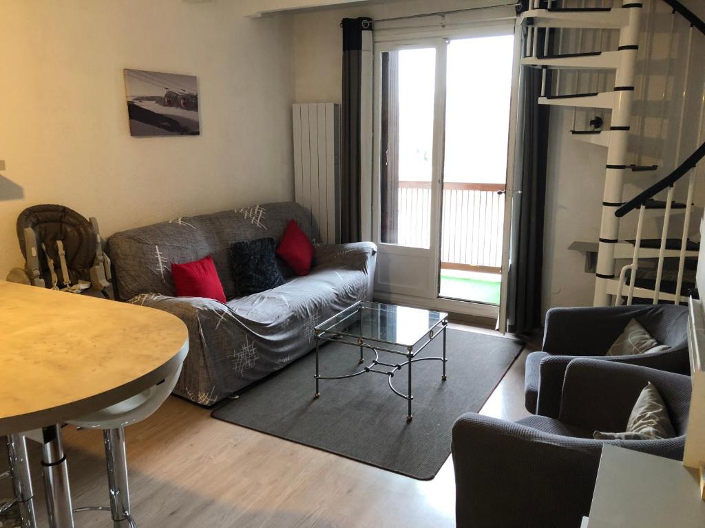 un salon avec un canapé en cuir et une table dans l'établissement Appartement 6 couchages La Foux d’Allos, à Allos