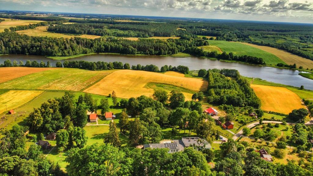 z powietrza widok na farmę nad rzeką w obiekcie Pensjonat Wierzchy w mieście Wierzchy