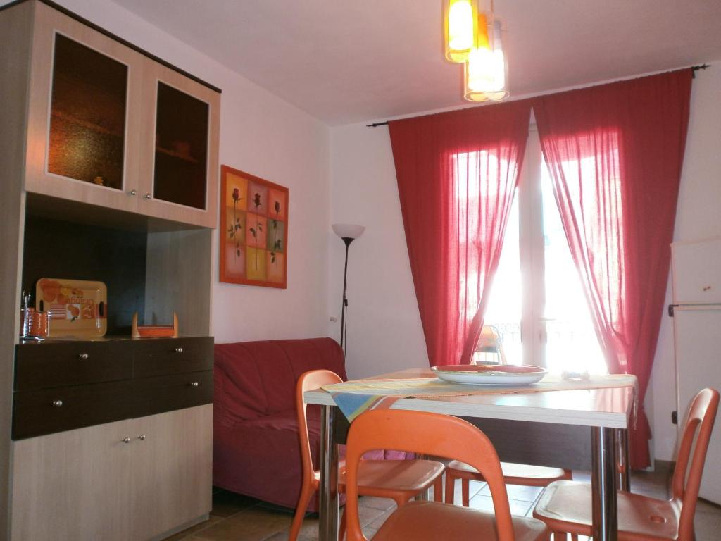 a kitchen and living room with a table and chairs at Bilo Olivieri Porto Cesareo in Porto Cesareo