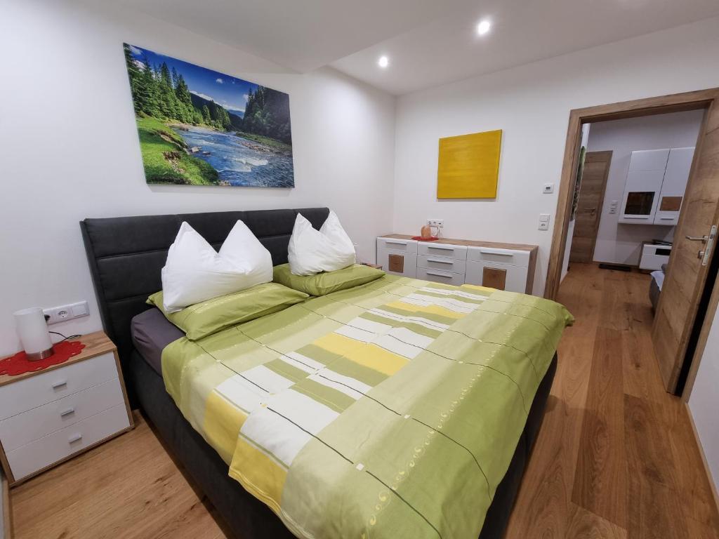 Posteľ alebo postele v izbe v ubytovaní Golf & Ski Appartements Mittersill Trausmuth Monika inkl Sommercard - Golfplatz 500 m entfernt, inkl Waschmaschine, Trockner