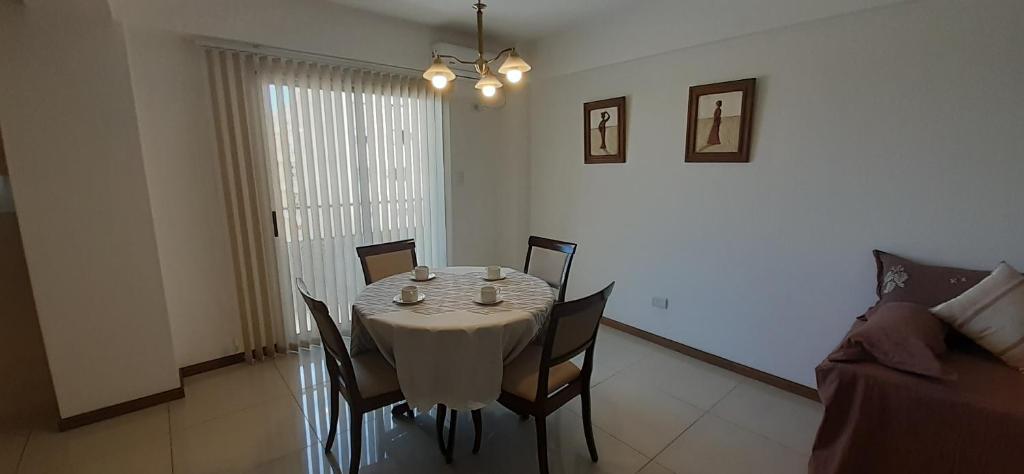 comedor con mesa, sillas y sofá en Paz Apartments en San Juan