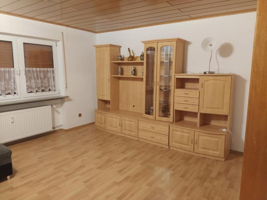 Cette grande chambre dispose d'un mobilier en bois et d'une fenêtre. dans l'établissement Sankt Goar, Schöne und einladende Ferienwohnung, à Sankt Goar